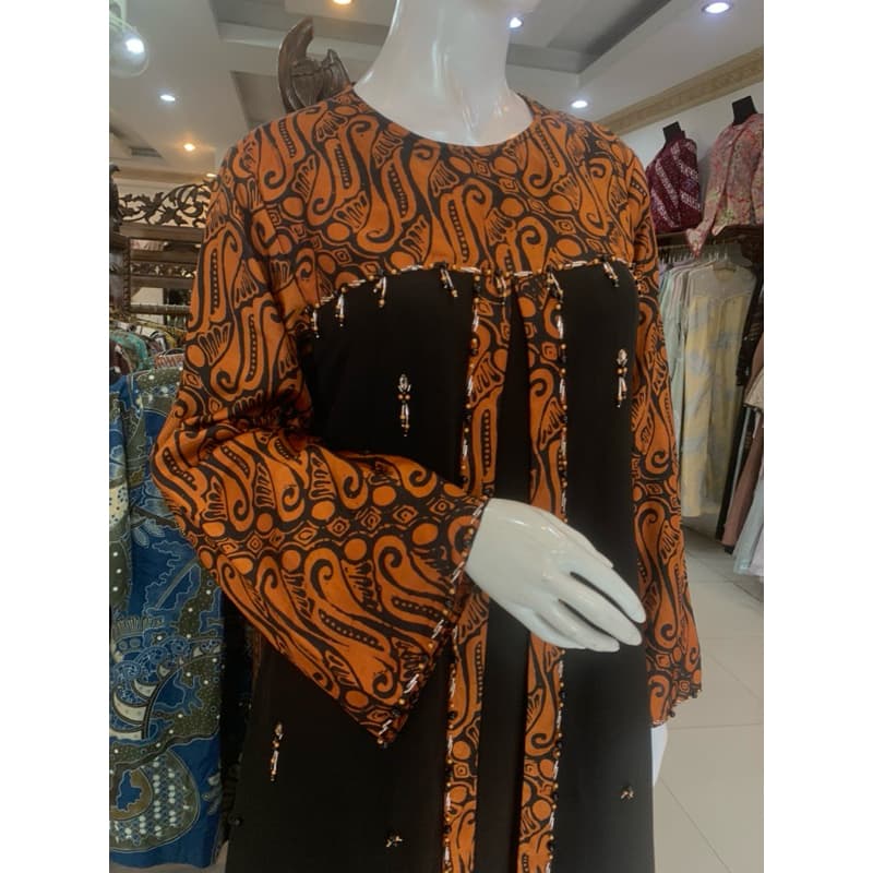 Gaun Maheswa Sogan | Gaun Batik Sogan | Gaun Simple Elegant | Gaun Motif Batik | Batik Klasik | Gaun Batik Berpayet 4