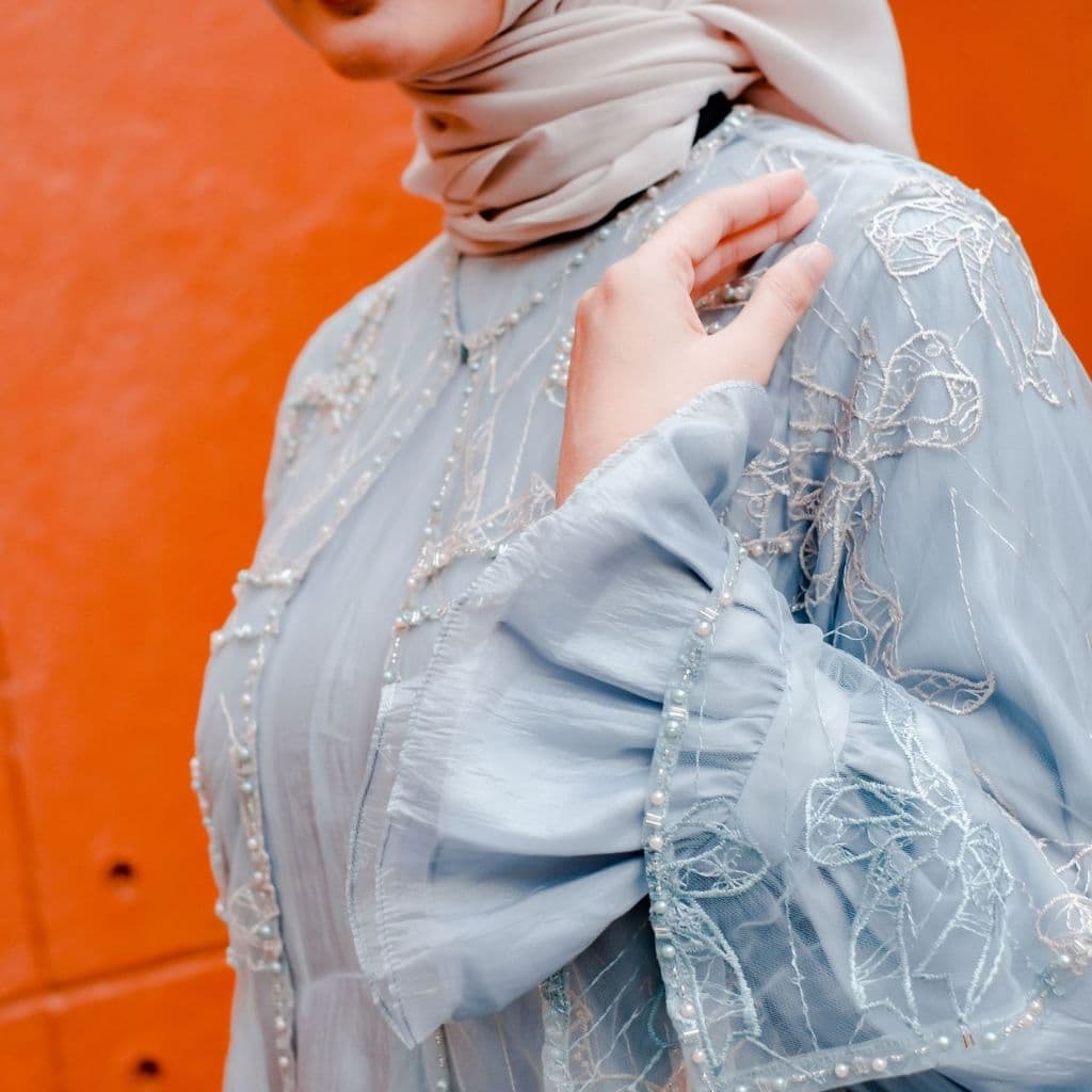 Qoni | Gaun Nirmala | Gaun Elegan | Desain Transparan dan Detail Bunga 3