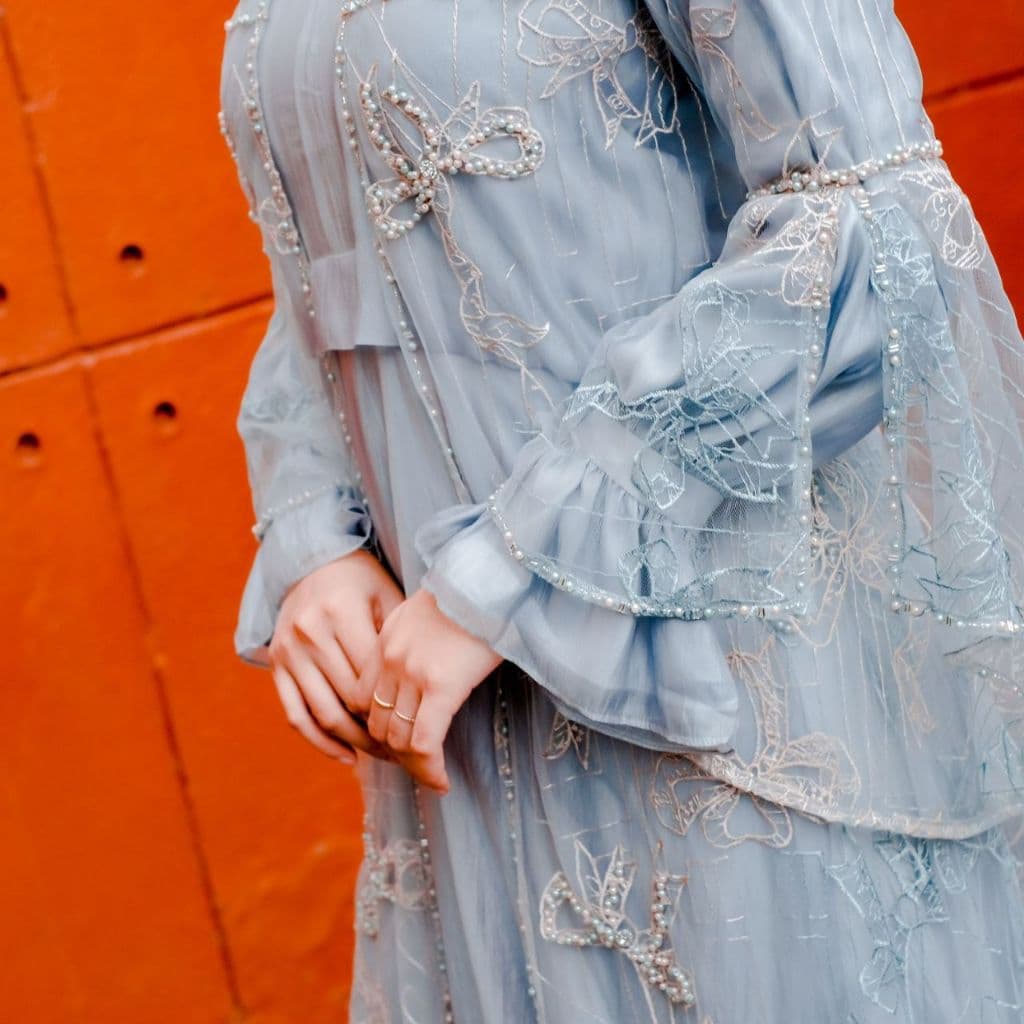 Qoni | Gaun Nirmala | Gaun Elegan | Desain Transparan dan Detail Bunga 4