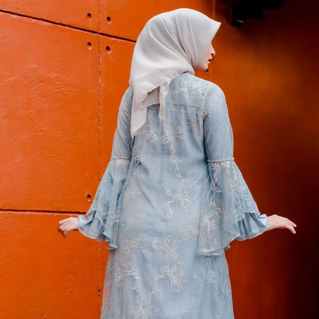 Qoni | Gaun Nirmala | Gaun Elegan | Desain Transparan dan Detail Bunga 5