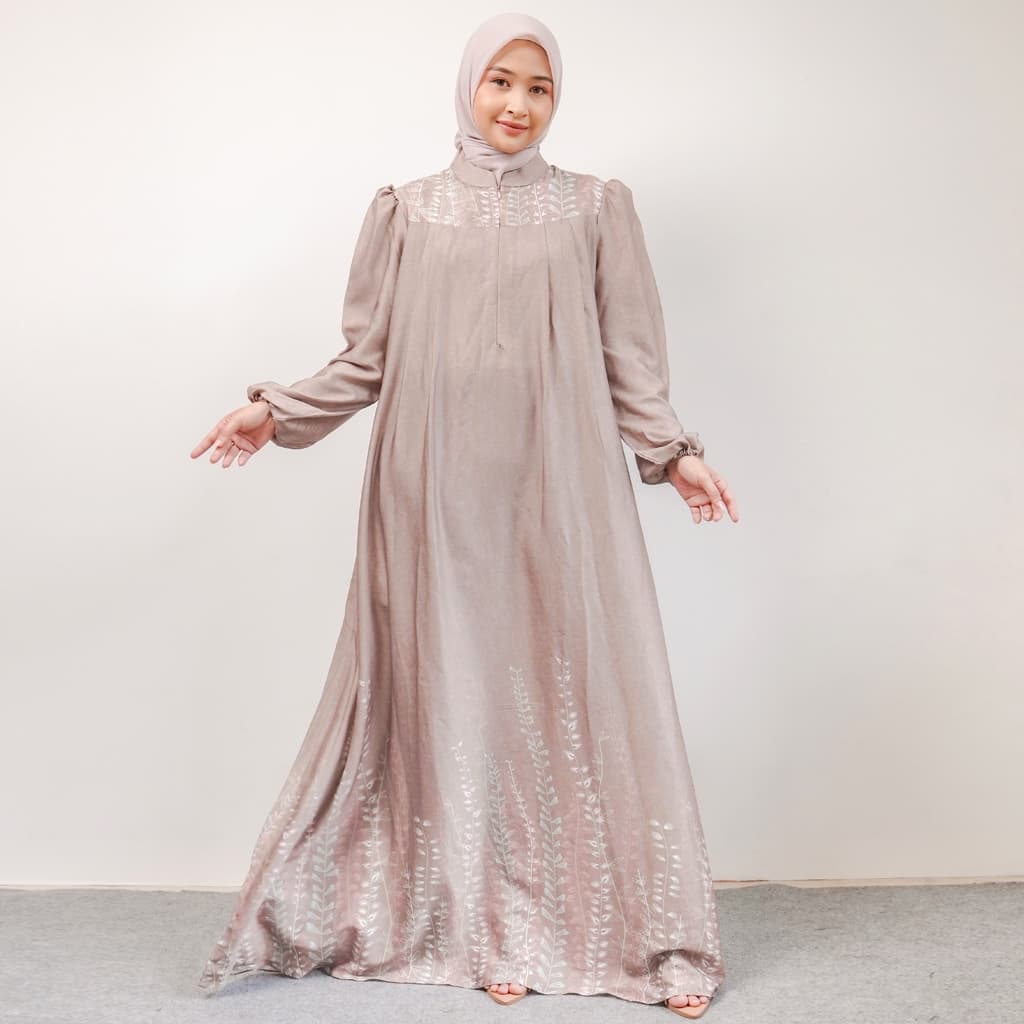 Qoni | LD Aghita Dress | Gaun Elegan dengan Detail Bordir dan Lengan Panjang untuk Tampilan Mewah