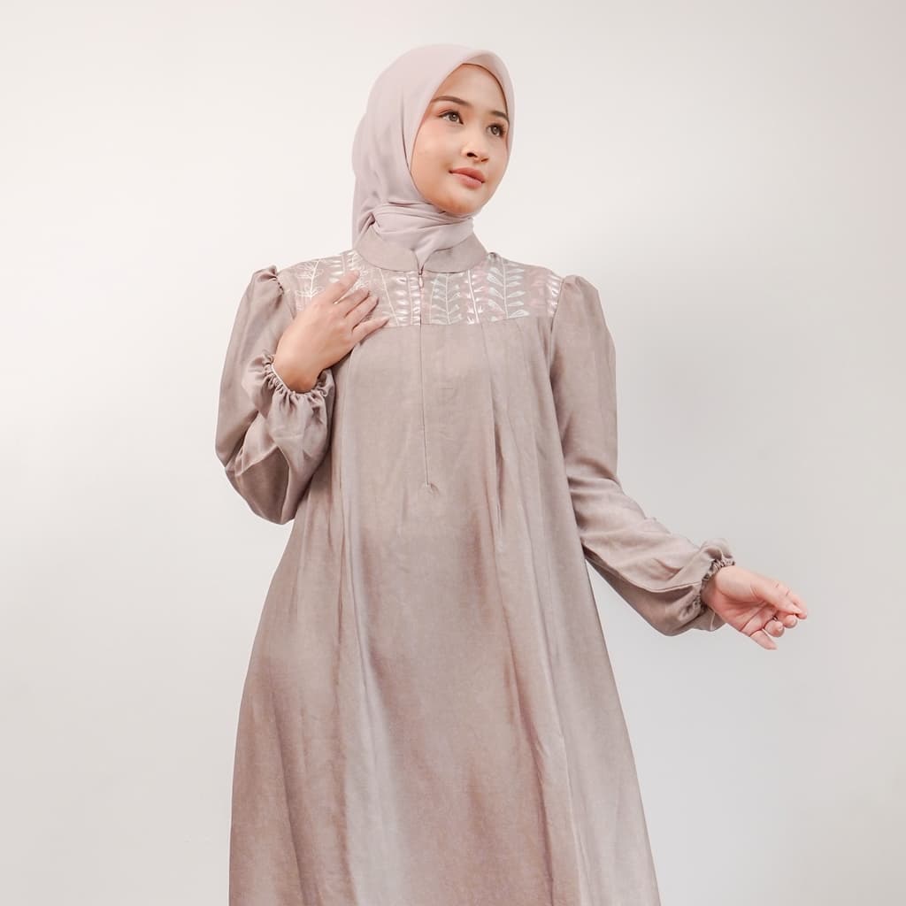 Qoni | LD Aghita Dress | Gaun Elegan dengan Detail Bordir dan Lengan Panjang untuk Tampilan Mewah 5