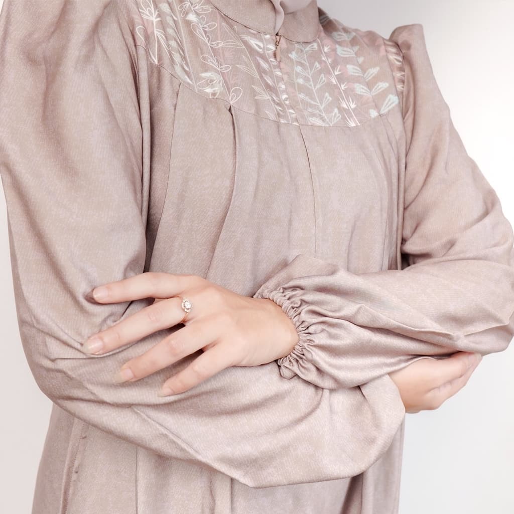Qoni | LD Aghita Dress | Gaun Elegan dengan Detail Bordir dan Lengan Panjang untuk Tampilan Mewah 7