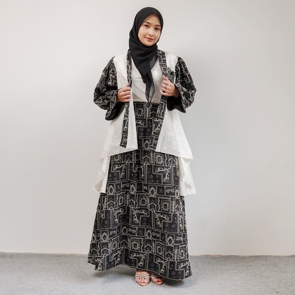 Qoni | One Set Zarema | Gaun Elegan dengan Desain Batik Hitam Putih dan Jilbab Cantik