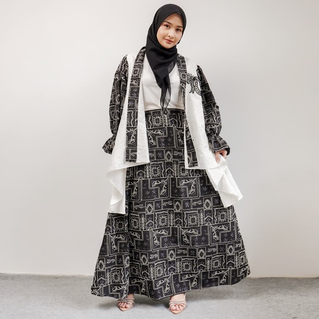 Qoni | One Set Zarema | Gaun Elegan dengan Desain Batik Hitam Putih dan Jilbab Cantik 2