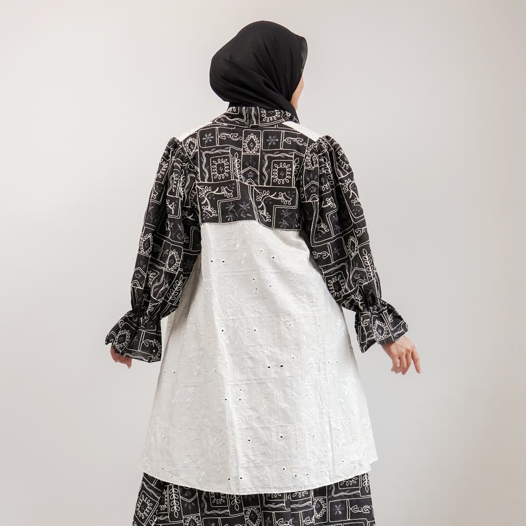 Qoni | One Set Zarema | Gaun Elegan dengan Desain Batik Hitam Putih dan Jilbab Cantik 3