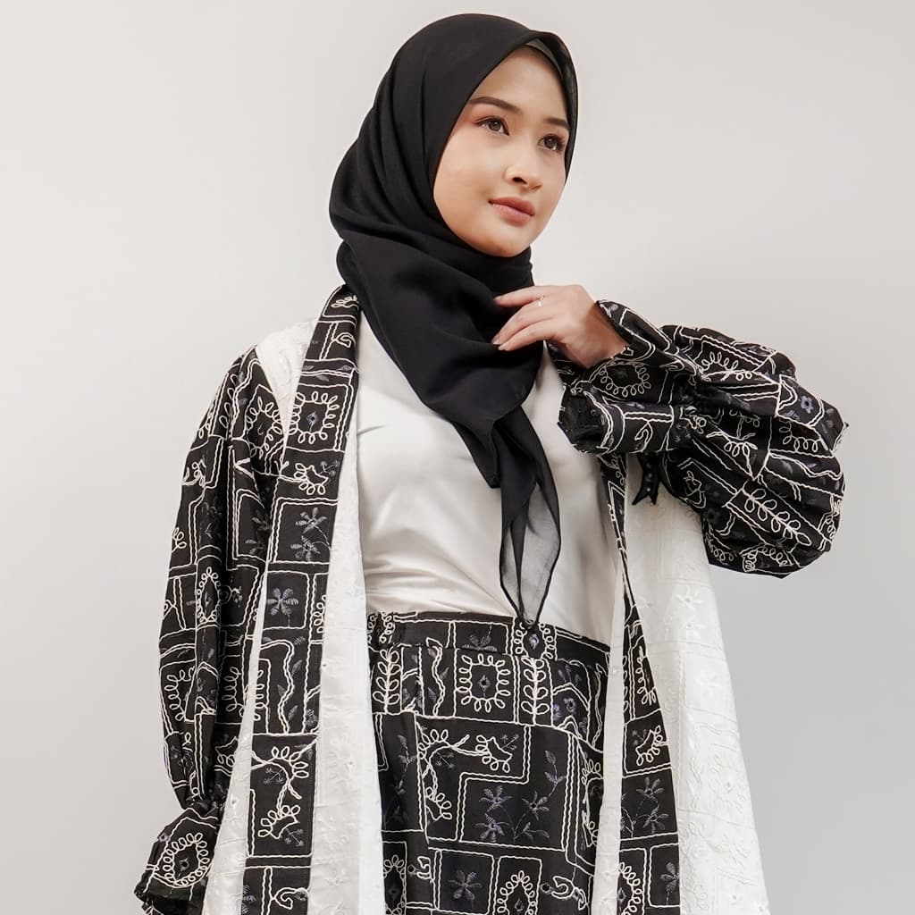 Qoni | One Set Zarema | Gaun Elegan dengan Desain Batik Hitam Putih dan Jilbab Cantik 4