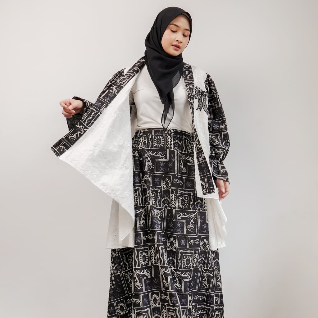 Qoni | One Set Zarema | Gaun Elegan dengan Desain Batik Hitam Putih dan Jilbab Cantik 5