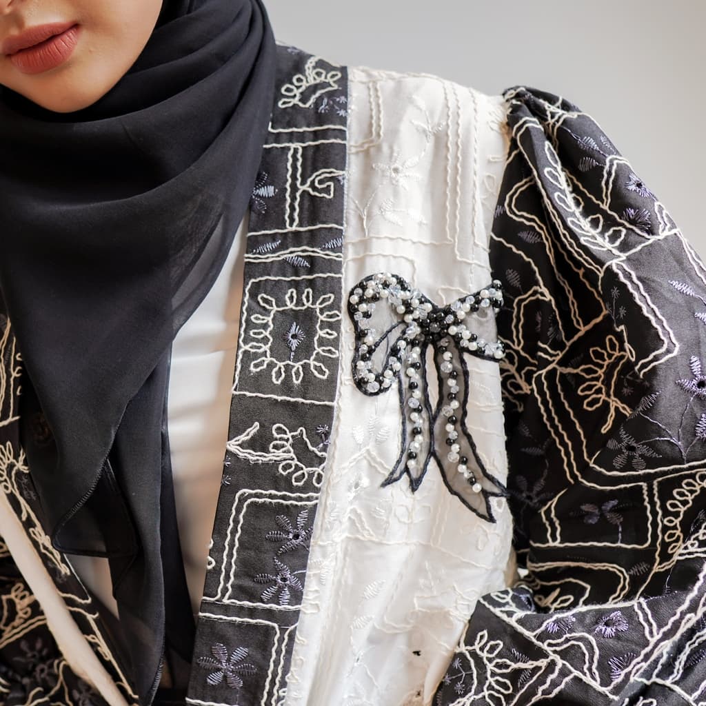 Qoni | One Set Zarema | Gaun Elegan dengan Desain Batik Hitam Putih dan Jilbab Cantik 6