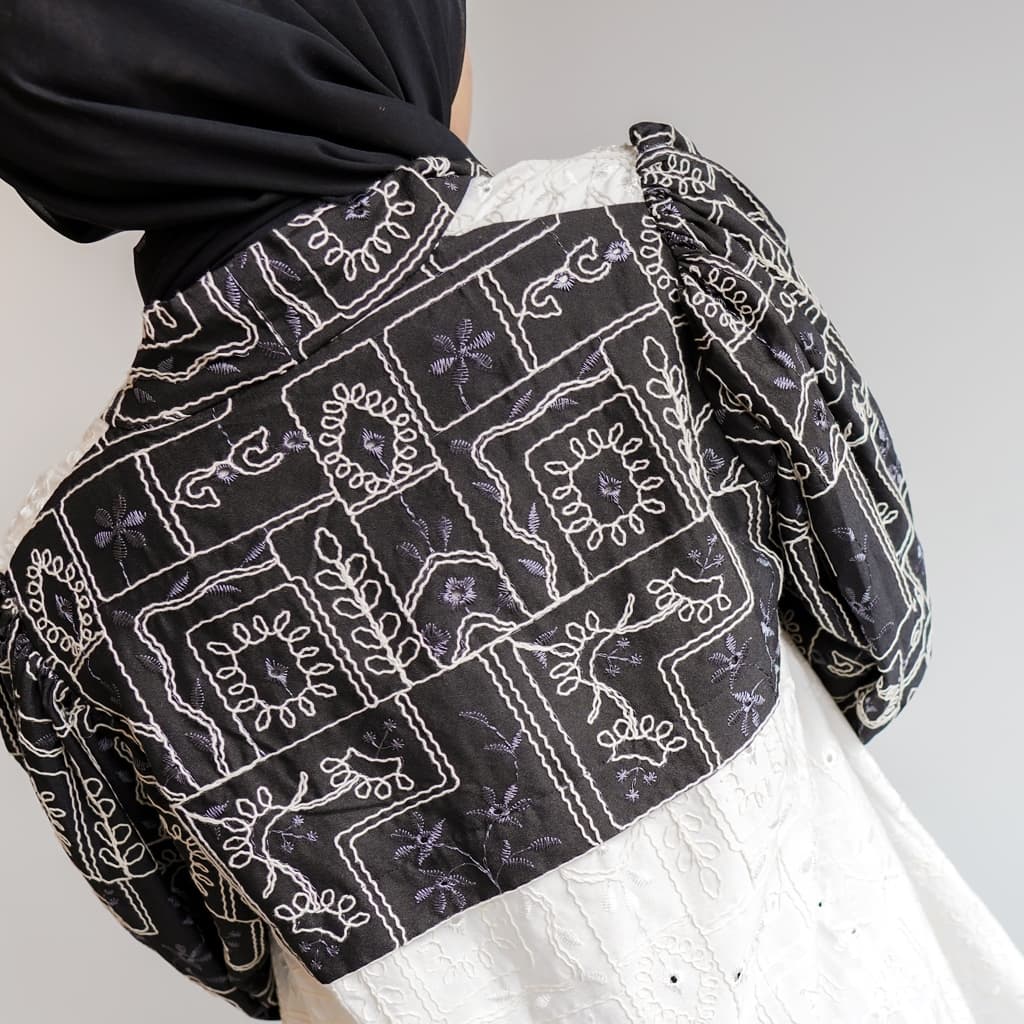 Qoni | One Set Zarema | Gaun Elegan dengan Desain Batik Hitam Putih dan Jilbab Cantik 7