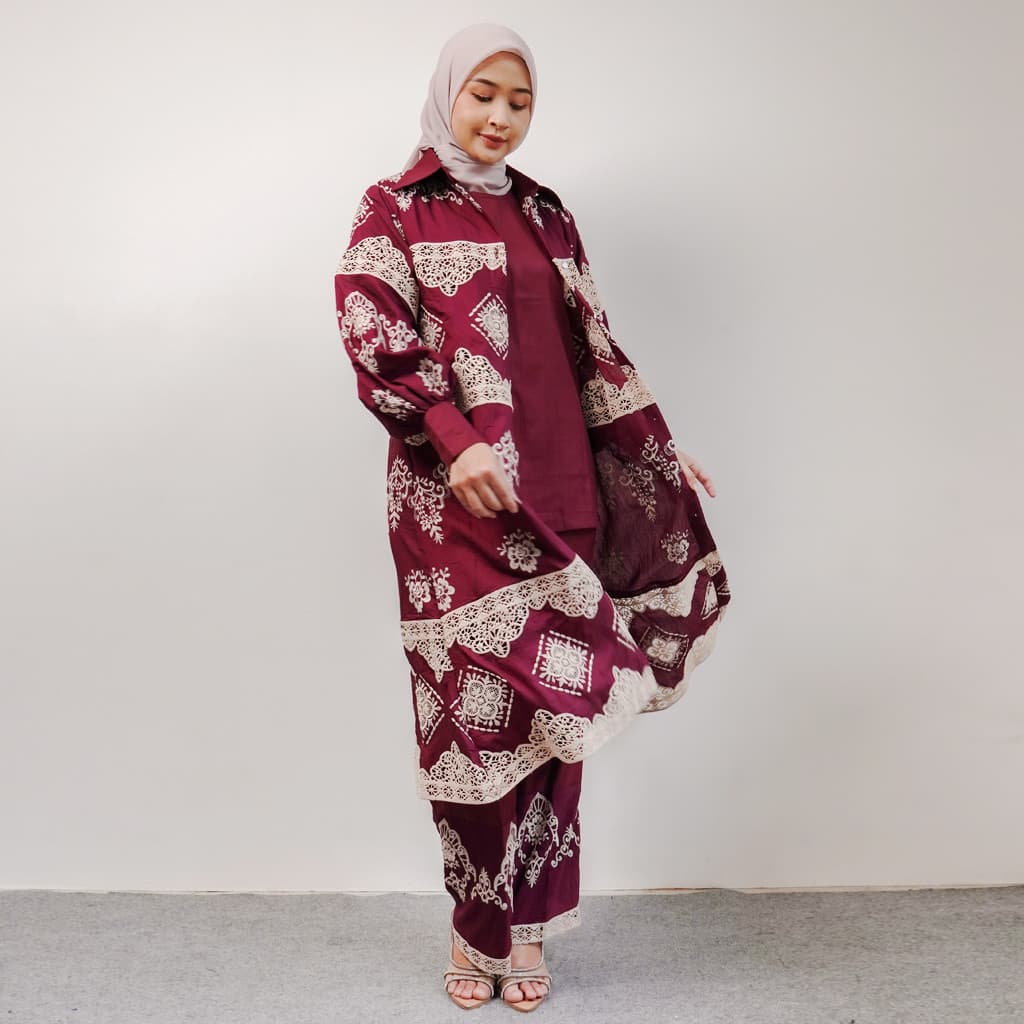 Qoni | Oneset Rhesma | Setelan Wanita Elegan dengan Motif Tradisional Warna Maroon dan Putih