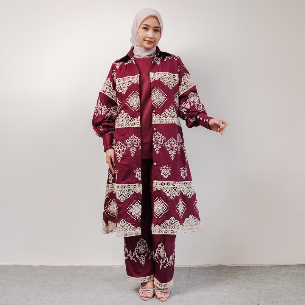 Qoni | Oneset Rhesma | Setelan Wanita Elegan dengan Motif Tradisional Warna Maroon dan Putih 2