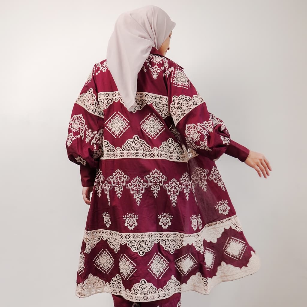 Qoni | Oneset Rhesma | Setelan Wanita Elegan dengan Motif Tradisional Warna Maroon dan Putih 3