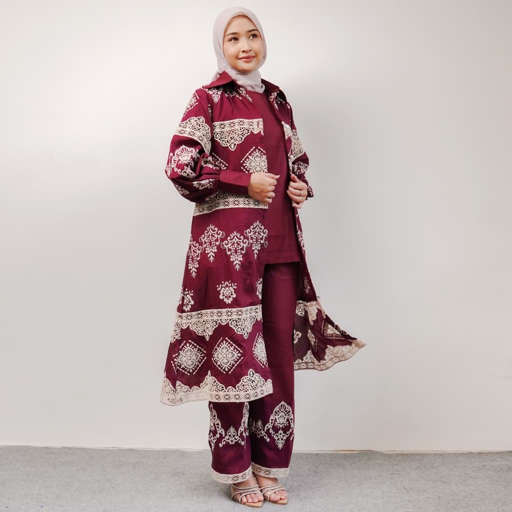 Qoni | Oneset Rhesma | Setelan Wanita Elegan dengan Motif Tradisional Warna Maroon dan Putih 4