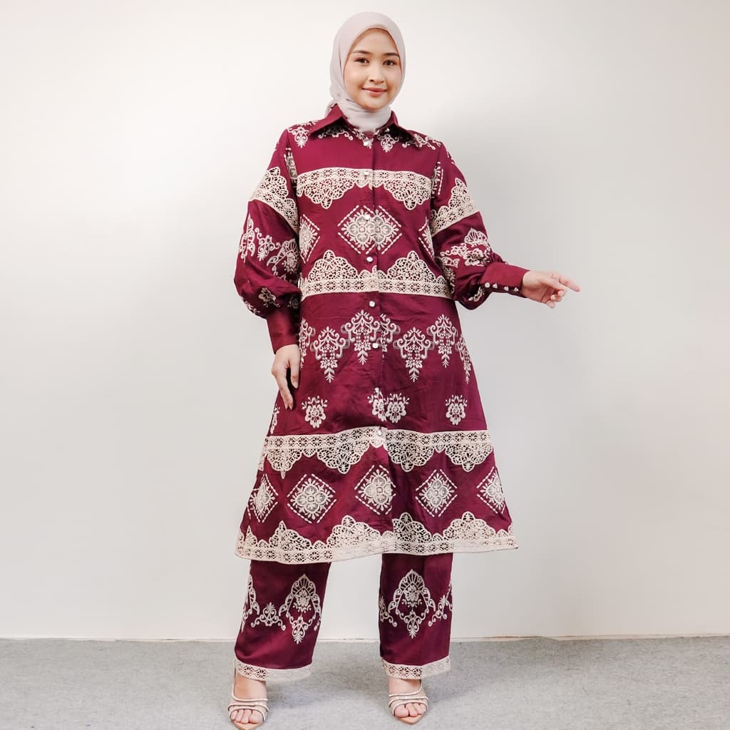 Qoni | Oneset Rhesma | Setelan Wanita Elegan dengan Motif Tradisional Warna Maroon dan Putih 5