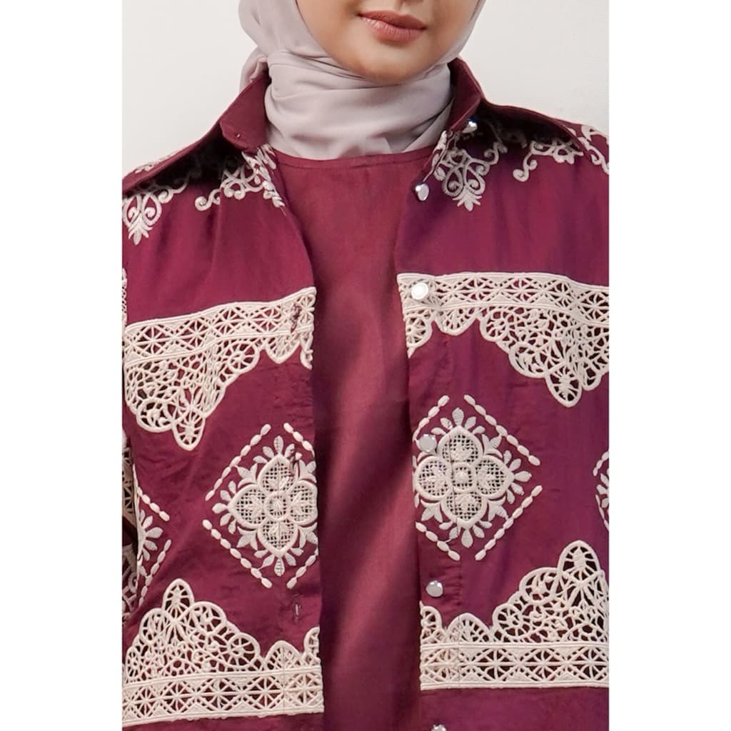 Qoni | Oneset Rhesma | Setelan Wanita Elegan dengan Motif Tradisional Warna Maroon dan Putih 6