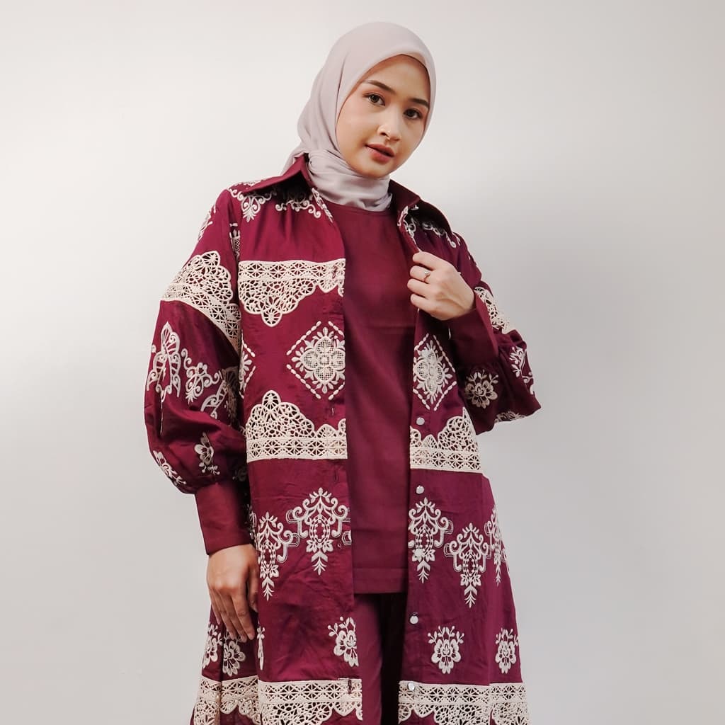 Qoni | Oneset Rhesma | Setelan Wanita Elegan dengan Motif Tradisional Warna Maroon dan Putih 7