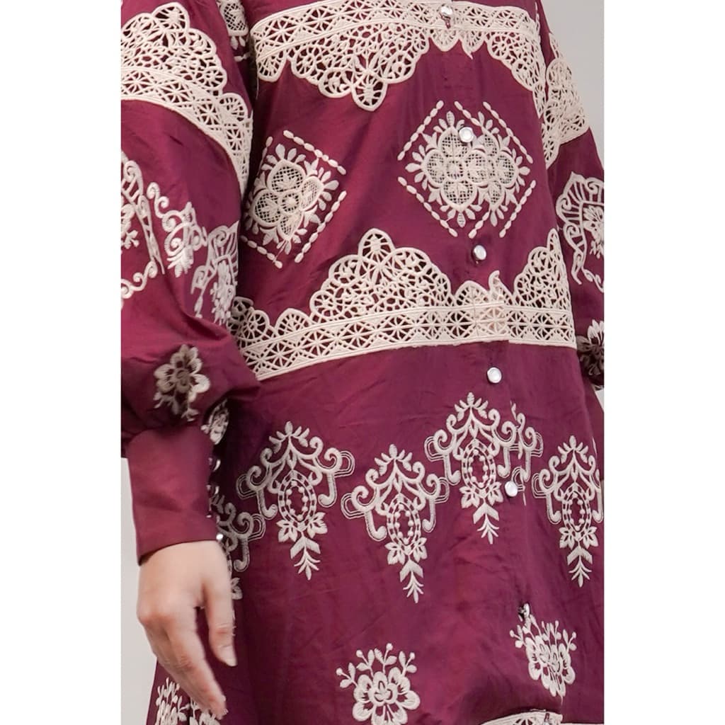 Qoni | Oneset Rhesma | Setelan Wanita Elegan dengan Motif Tradisional Warna Maroon dan Putih 8